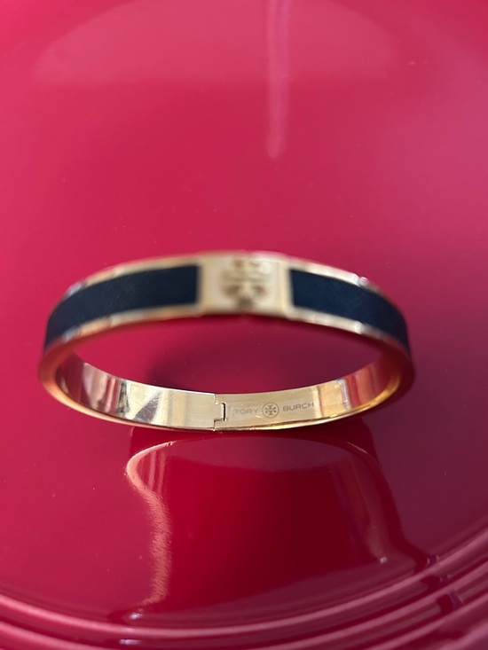 Tory Burch - 1/2” Black Leather Inlay Gold Hinged Bracelet - Picture 10 of 11